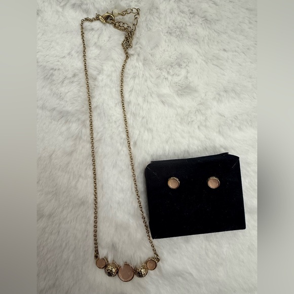 Vintage Avon Gold Tone light peachy pink Necklace & Earrings Set Signed SAQ - Picture 2 of 10